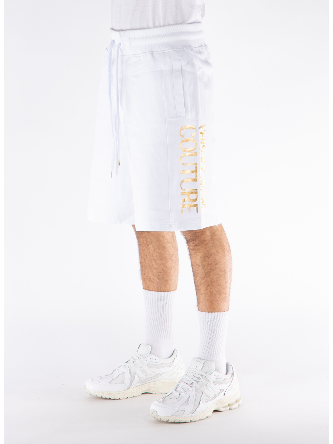 【関税&送料込】Versace Jeans Couture Sports Shorts V-Emblem vr245w000057a060036-3.jpg